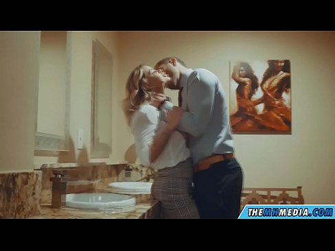 ❤️ Kiam belplena blondulo delogas vin en publika necesejo Nur porno ĉe ni % eo.raceporn.ru% ❤